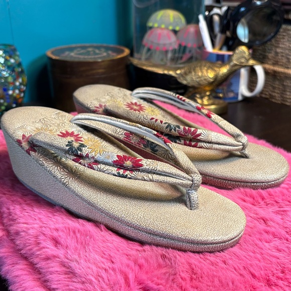 Vintage Japanese geta slippers beautiful floral design with yellow blue and pink - Picture 1 of 13